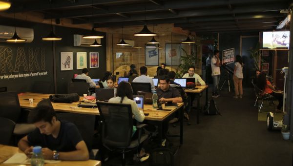 Young Indian entrepreneurs and freelancers work at Innov8, a lax co-working space in New Delhi, India. (File) Young Indian entrepreneurs and freelancers work at Innov8, a lax co-working space in New Delhi, India. (File) - Sputnik International