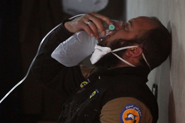 A civil defence member breathes through an oxygen mask, after what rescue workers described as a suspected gas attack in the Syrian town of Khan Sheikhoun, April 4, 2017 - Sputnik International