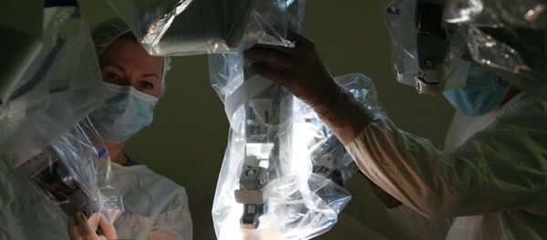 Doctors prepare to perform surgery using Da Vinci Surgical System. (File) Doctors prepare to perform surgery using Da Vinci Surgical System. (File) - Sputnik International