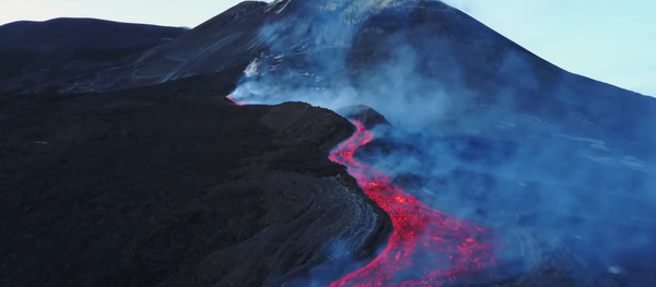 Drone Captures Footage of Lava Flowing from Mount Etna - Sputnik International