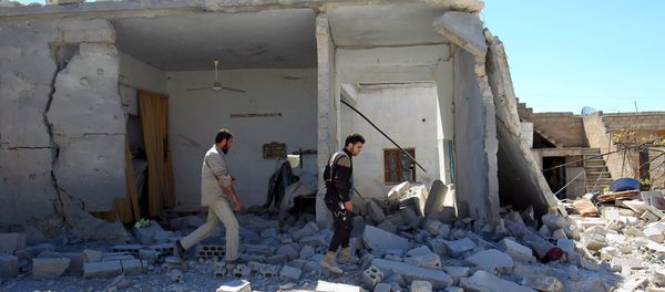 Civil defense members inspect the damage at a site hit by airstrikes on Tuesday, in the town of Khan Sheikhoun in rebel-held Idlib, Syria April 5, 2017 - Sputnik International