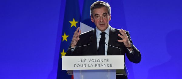 French presidential election candidate for the right-wing Les Republicains (LR) party Francois Fillon presents his project for Europe at his campaign headquarters in Paris French presidential election candidate for the right-wing Les Republicains (LR) party Francois Fillon presents his project for Europe at his campaign headquarters in Paris - Sputnik International