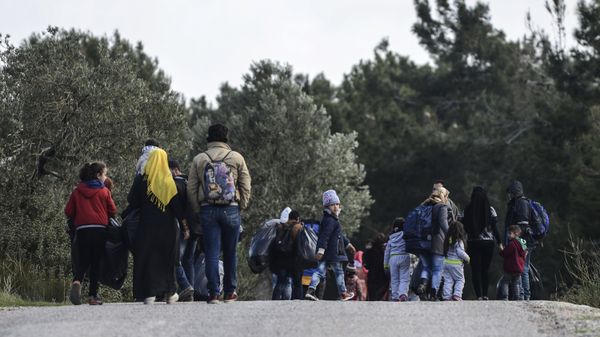 Syrian refugees walk back after a failed attempt to reach the Greek island of Lesbos early in the morning on March 3, 2016, at Dikili in Izmir. - Sputnik International