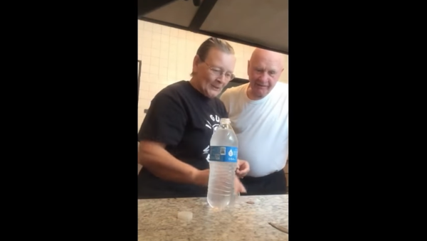 Boogie Boogie! She Gets Him With Classic Bottle Trick - Sputnik International