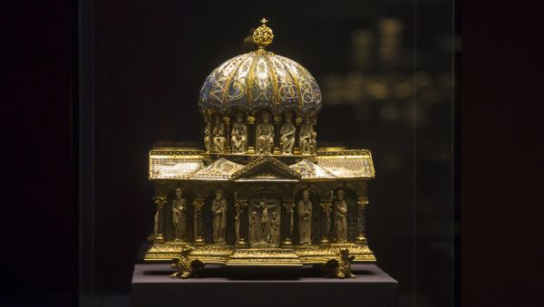 The medieval Dome Reliquary (13th century) of the Guelph Treasure is displayed at the Bode Museum in Berlin. The heirs of Nazi-era Jewish art dealers said they have filed a lawsuit in the U.S. suing Germany and a German museum for the return of a medieval treasure trove worth an estimated US$ 226 million. The medieval Dome Reliquary (13th century) of the Guelph Treasure is displayed at the Bode Museum in Berlin. The heirs of Nazi-era Jewish art dealers said they have filed a lawsuit in the U.S. suing Germany and a German museum for the return of a medieval treasure trove worth an estimated US$ 226 million. - Sputnik International