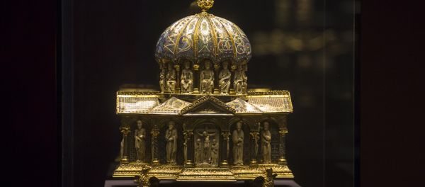 The medieval Dome Reliquary (13th century) of the Guelph Treasure is displayed at the Bode Museum in Berlin. The heirs of Nazi-era Jewish art dealers said they have filed a lawsuit in the U.S. suing Germany and a German museum for the return of a medieval treasure trove worth an estimated US$ 226 million. The medieval Dome Reliquary (13th century) of the Guelph Treasure is displayed at the Bode Museum in Berlin. The heirs of Nazi-era Jewish art dealers said they have filed a lawsuit in the U.S. suing Germany and a German museum for the return of a medieval treasure trove worth an estimated US$ 226 million. - Sputnik International
