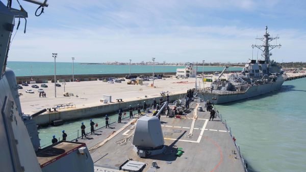 In this photo provided by the U.S. Navy, the Arleigh Burke-class guided-missile destroyer USS Ross (DDG 71) departs Rota, Spain, on March 29, 2017. - Sputnik International