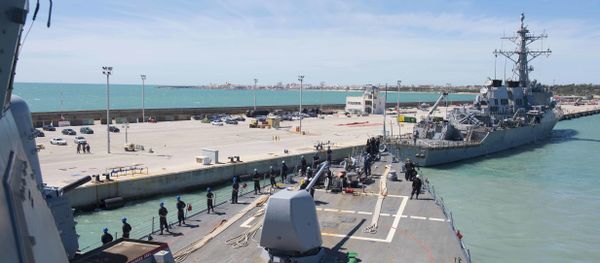 In this photo provided by the U.S. Navy, the Arleigh Burke-class guided-missile destroyer USS Ross (DDG 71) departs Rota, Spain, on March 29, 2017. - Sputnik International