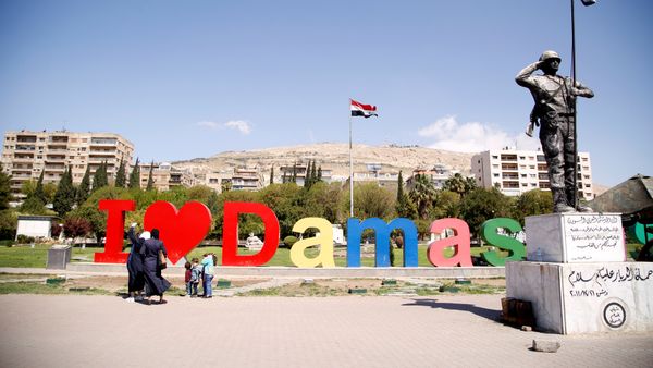 People stand at Umayyad Square in Damascus, Syria April 7, 2017. - Sputnik International