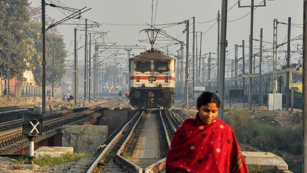 An Indian woman crosses rail tracks An Indian woman crosses rail tracks - Sputnik International