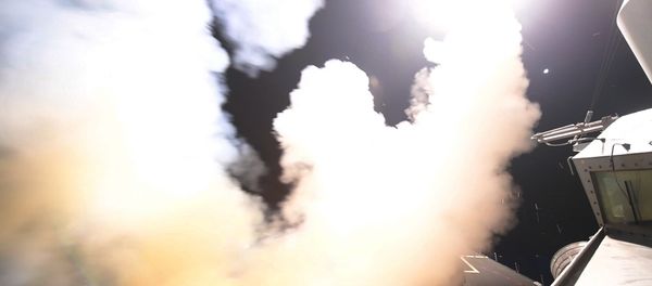 In this image provided by the U.S. Navy, the guided-missile destroyer USS Porter (DDG 78) launches a tomahawk land attack missile in the Mediterranean Sea, Friday, April 7, 2017. In this image provided by the U.S. Navy, the guided-missile destroyer USS Porter (DDG 78) launches a tomahawk land attack missile in the Mediterranean Sea, Friday, April 7, 2017. - Sputnik International