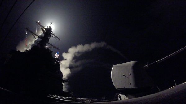 In this image provided by the U.S. Navy, the guided-missile destroyer USS Porter (DDG 78) launches a tomahawk land attack missile in the Mediterranean Sea, Friday, April 7, 2017. In this image provided by the U.S. Navy, the guided-missile destroyer USS Porter (DDG 78) launches a tomahawk land attack missile in the Mediterranean Sea, Friday, April 7, 2017. - Sputnik International