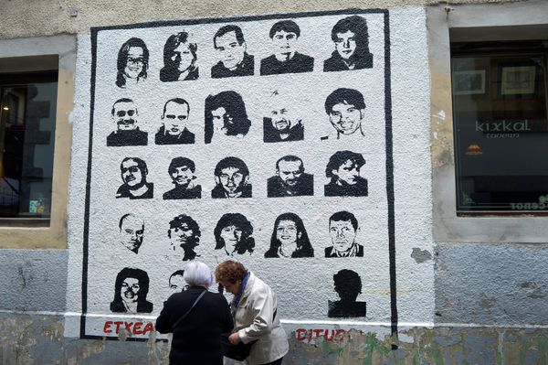 Women speak alongside a mural depicting imprisoned armed Basque group ETA members, under which reads We Want Them Home, in the Basque town of Hernani, Spain March 31, 2017. Women speak alongside a mural depicting imprisoned armed Basque group ETA members, under which reads We Want Them Home, in the Basque town of Hernani, Spain March 31, 2017. - Sputnik International