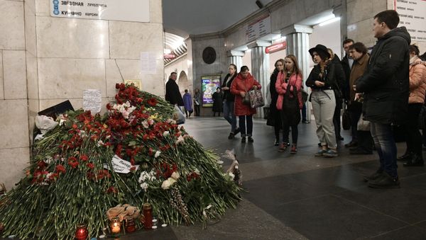 People lay flowers at the Tekhnologichesky Institut metro station in memory of the St. Petersburg Metro explosion victims. - Sputnik International