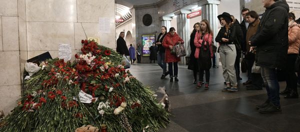 People lay flowers at the Tekhnologichesky Institut metro station in memory of the St. Petersburg Metro explosion victims. - Sputnik International