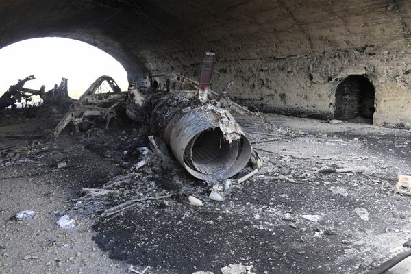 The body of a plane burned as a result of the US missile strike on an air base in Syria - Sputnik International