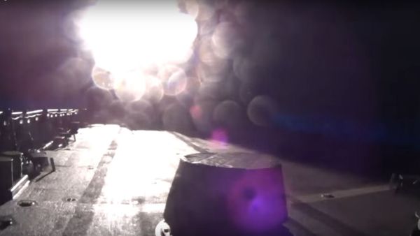 Arleigh Burke Class Destroyer Firing a Tomahawk Missile - Sputnik International