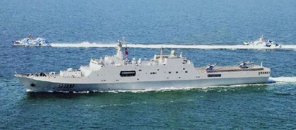 Kunlun Shan escorted by two Houbei Type 022 missile boats underway (2010) - Sputnik International