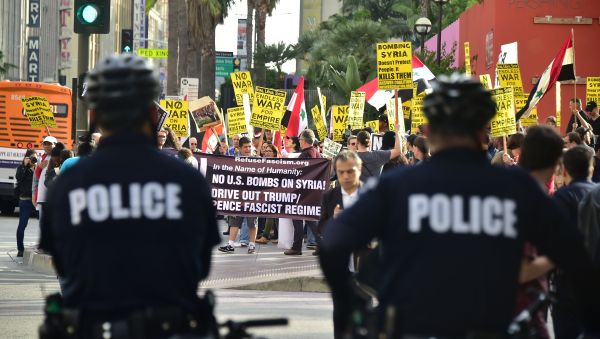 Police watch as demonstrators protest US air strikes against Syria - Sputnik International