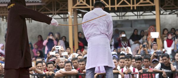 In this Monday, March 20, 2017 photo, a Sharia law official whips a man convicted of adultery with a rattan cane in Banda Aceh, Indonesia. - Sputnik International