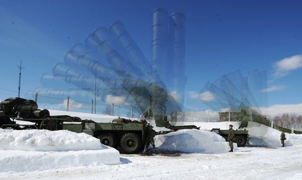 Soldiers of the 4th Brigade Air Defense (NORAD) air and space defense forces (ASD) during the deployment of the Launcher antiaircraft missile system S-400 Triumph at a site in the Moscow region. Multi exposure. - Sputnik International