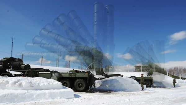 Soldiers of the 4th Brigade Air Defense (NORAD) air and space defense forces (ASD) during the deployment of the Launcher antiaircraft missile system S-400 Triumph at a site in the Moscow region. Multi exposure. - Sputnik International