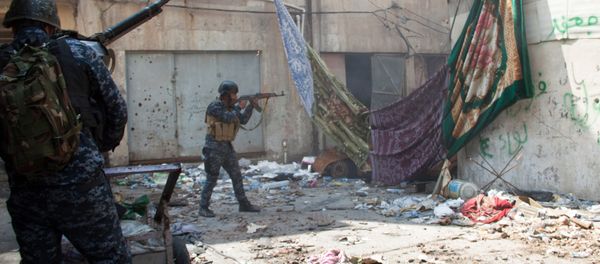 Servicemen of the Iraqi army in artillery position in Mosul - Sputnik International