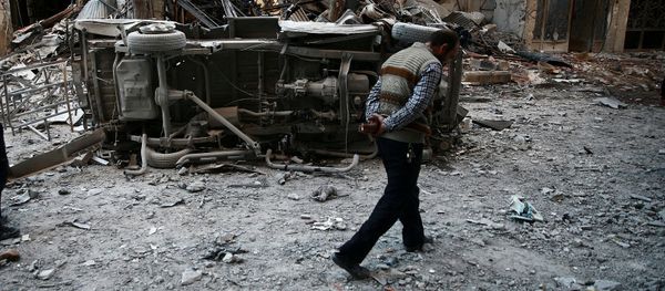 Men inspect damage after an airstrike on the rebel held besieged city of Douma, in the eastern Damascus suburb of Ghouta, Syria April 7, 2017 Men inspect damage after an airstrike on the rebel held besieged city of Douma, in the eastern Damascus suburb of Ghouta, Syria April 7, 2017 - Sputnik International