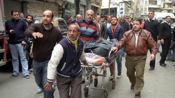 Egyptians wheel away a body near a church in Alexandria after a bomb blast struck worshippers gathering to celebrate Palm Sunday on April 9, 2017 - Sputnik International