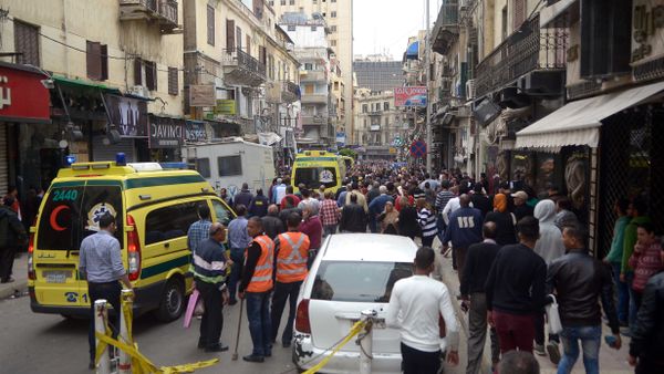 Egyptians gather at near a church in Alexandria after a bomb blast struck worshippers gathering to celebrate Palm Sunday on April 9, 2017 - Sputnik International