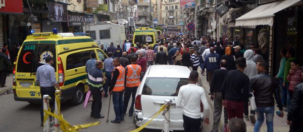 Egyptians gather at near a church in Alexandria after a bomb blast struck worshippers gathering to celebrate Palm Sunday on April 9, 2017 - Sputnik International
