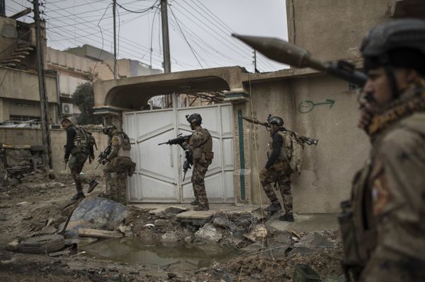 Iraqi special forces soldiers move toward the front line during fighting against Daesh in western Mosul, Iraq, March 17, 2017. - Sputnik International