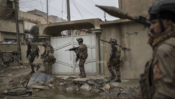 Iraqi special forces soldiers move toward the front line during fighting against Islamic State militants in west Mosul, Iraq, Friday, March 17, 2017 - Sputnik International