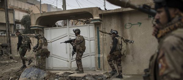 Iraqi special forces soldiers move toward the front line during fighting against Islamic State militants in west Mosul, Iraq, Friday, March 17, 2017 - Sputnik International