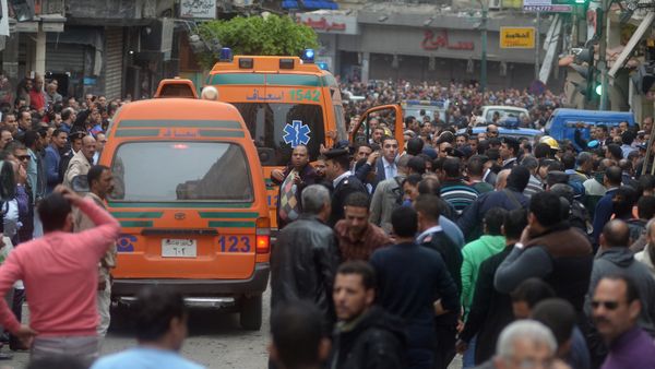 Egyptians look at the scene around ambulances after a suicide bombing in front of a church in Alexandria, Egypt, April 9, 2017 - Sputnik International