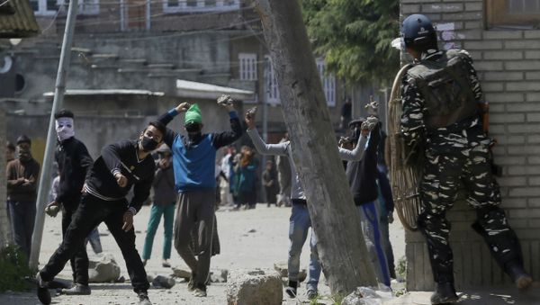 Kashmiri protesters throw stones on Indian security men outside a poling station during a by-election to an Indian Parliament seat in Srinagar, Indian controlled Kashmir, Sunday, April. 9, 2017 Kashmiri protesters throw stones on Indian security men outside a poling station during a by-election to an Indian Parliament seat in Srinagar, Indian controlled Kashmir, Sunday, April. 9, 2017 - Sputnik International