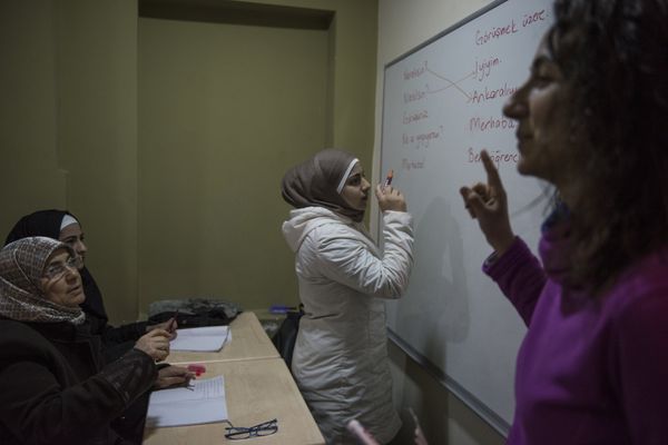 Syrian refugees learning Turkish language.  - Sputnik International