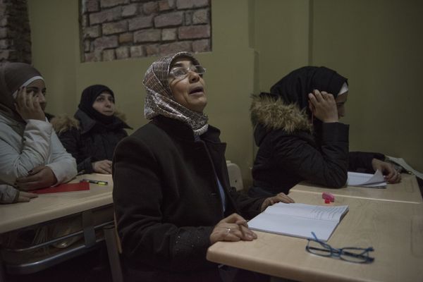 Syrian refugees learning Turkish language.  - Sputnik International