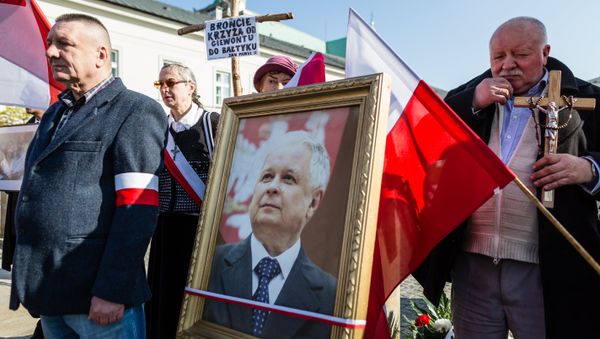 Supporters of the ruling Law and Justice party (PiS) attend a ceremony marking the seventh anniversary of the presidential plane crash in Smolensk, in front of the presidential palace in Warsaw, on April 10, 2017 - Sputnik International