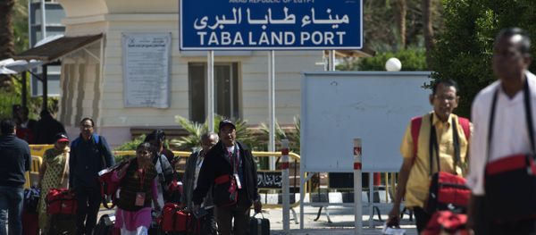 Tourists from India arrive in Egypt after crossing the Taba Land Port on February 18, 2014 Tourists from India arrive in Egypt after crossing the Taba Land Port on February 18, 2014 - Sputnik International