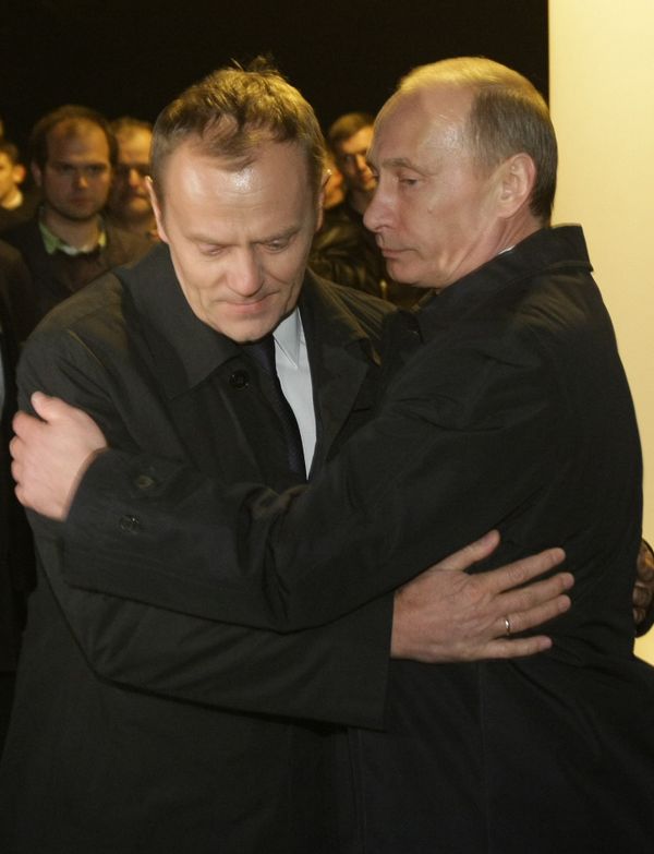 Russian Prime Minister Vladimir Putin and Polish Prime Minister Donald Tusk visit Polish Air Force Tu-154 plane crash site, April 2010. - Sputnik International