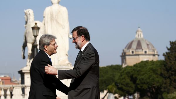 Spain's Prime Minister Mariano Rajoy is welcomed by Italy's Prime Minister Paolo Gentiloni outside the city hall Campidoglio (Capitoline Hill) as EU leaders arrive for a meeting on the 60th anniversary of the Treaty of Rome, in Rome, Italy March 25, 2017. - Sputnik International