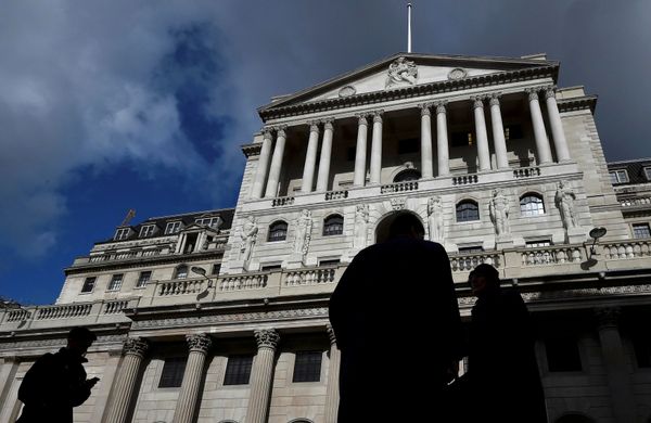 City workers walk past the Bank of England in the City of London, Britain, March 29, 2016. City workers walk past the Bank of England in the City of London, Britain, March 29, 2016. - Sputnik International