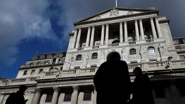 City workers walk past the Bank of England in the City of London, Britain, March 29, 2016. - Sputnik International
