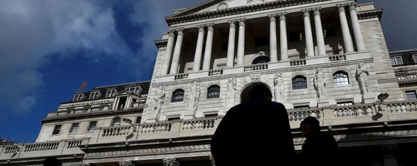 City workers walk past the Bank of England in the City of London, Britain, March 29, 2016. City workers walk past the Bank of England in the City of London, Britain, March 29, 2016. - Sputnik International