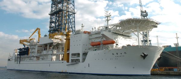 In this photo released from China's Xinhua news agenycy, the deep-sea drilling vessel Chikyu (the Earth in Japanese) makes its first public appearance in Yokohama, Japan, on Thursday December 15, 2005 - Sputnik International