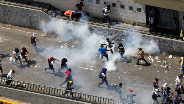 Demonstrators react during clashes with the riot police during a rally in Caracas, Venezuela, April 8, 2017 Demonstrators react during clashes with the riot police during a rally in Caracas, Venezuela, April 8, 2017 - Sputnik International