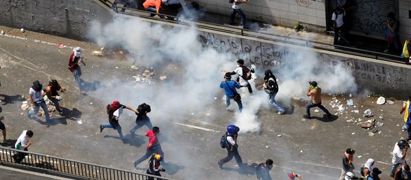 Demonstrators react during clashes with the riot police during a rally in Caracas, Venezuela, April 8, 2017 - Sputnik International