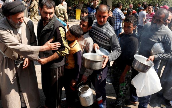 Civilians queue to collect food during food delivery in Western Mosul, Iraq March 30, 2017 Civilians queue to collect food during food delivery in Western Mosul, Iraq March 30, 2017 - Sputnik International