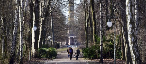 People take a stroll at Tiergarten park in Berlin, Saturday, March 4, 2017 - Sputnik International